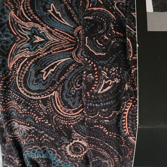 Torrid Women's Leggings, Paisley pattern  Size 12 (Torrid size 0) - Picture 4 of 4